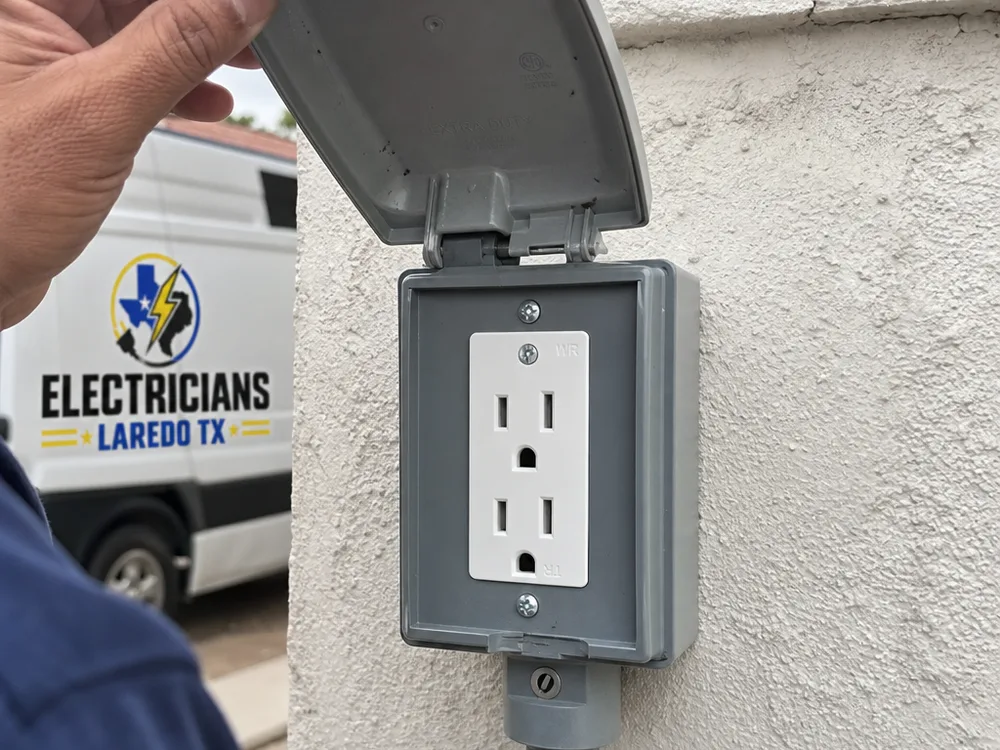 Weatherproof outdoor receptacle with an in-use cover, sealed box, and wet-location conduit entry